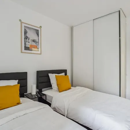 Apartment Chic And Spacious With Balcony