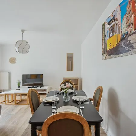 Chic And Spacious With Balcony Apartamento