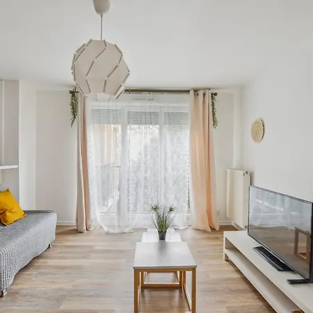 Chic And Spacious With Balcony Apartment