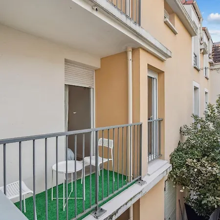 Chic And Spacious With Balcony Apartment